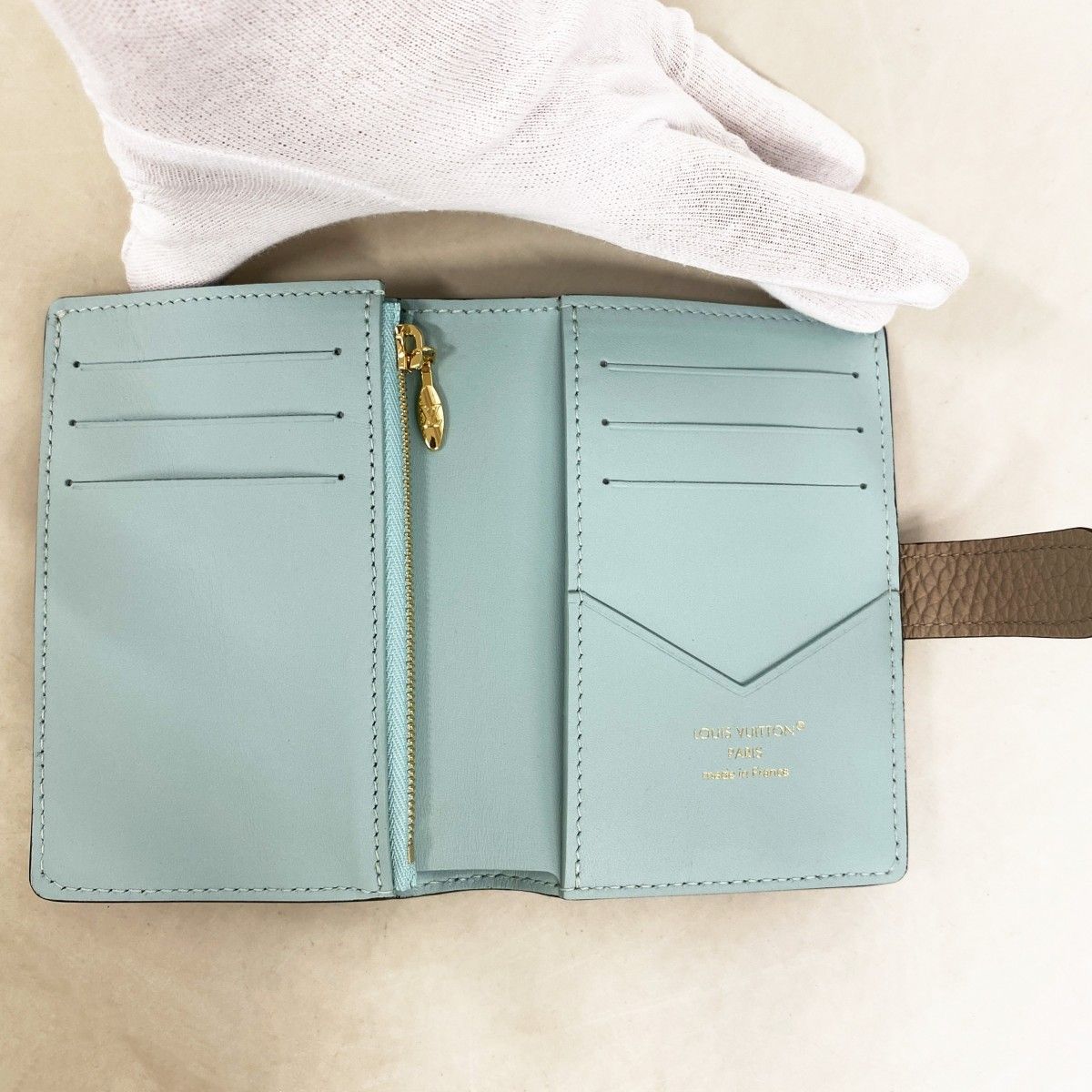 Louis Vuitton Wallet Taurillon LV Vertical Compact Galle