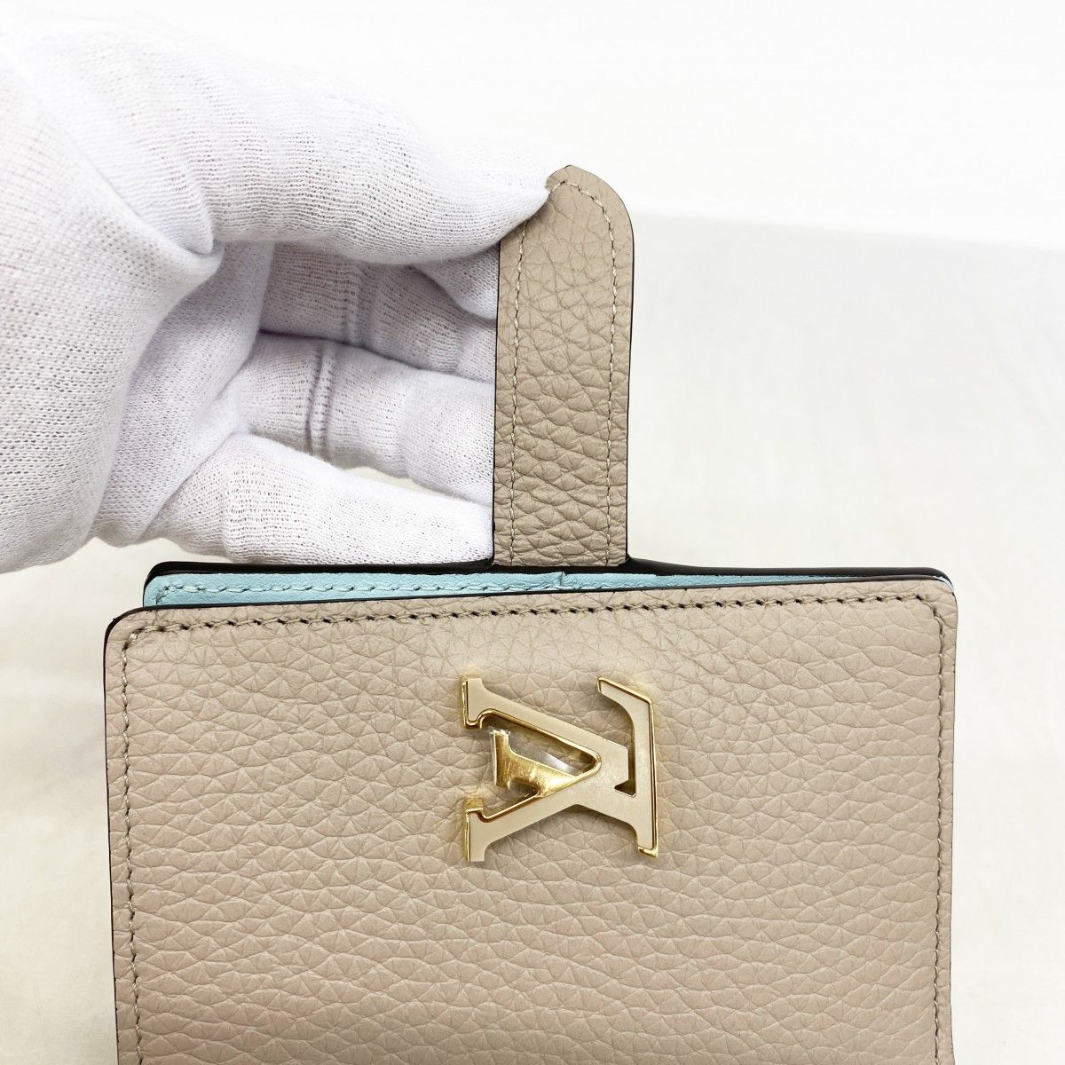 Louis Vuitton Wallet Taurillon LV Vertical Compact Galle