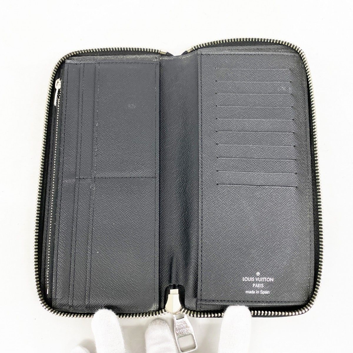Louis Vuitton Wallet Taiga Zippy Vertical Noir