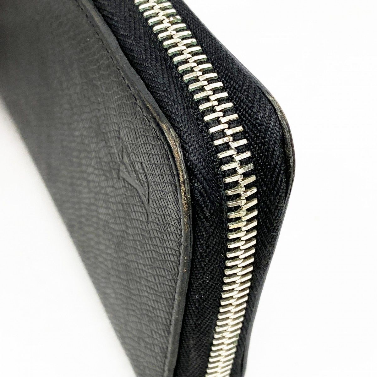Louis Vuitton Wallet Taiga Zippy Vertical Noir