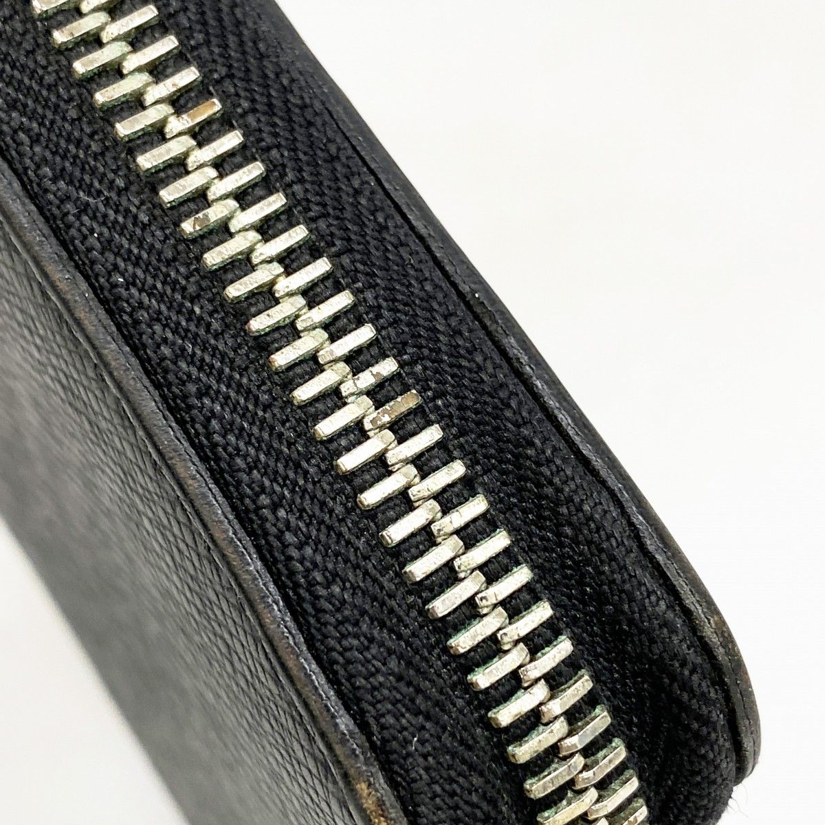 Louis Vuitton Wallet Taiga Zippy Vertical Noir
