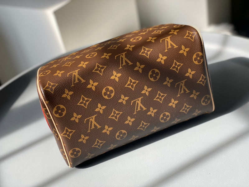 LOV - Luxurious Totes - 2030