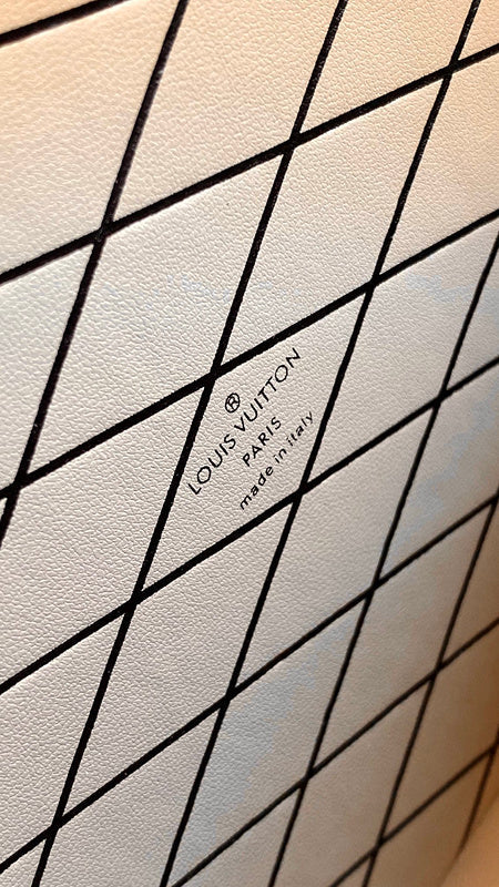 LOV - Luxurious Totes - 1831