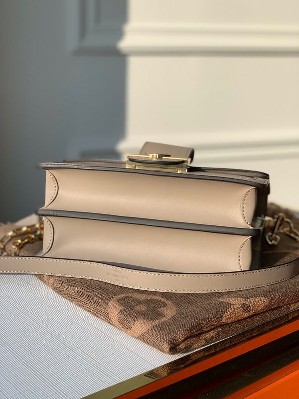 Luxurious Totes - Latest - 1919