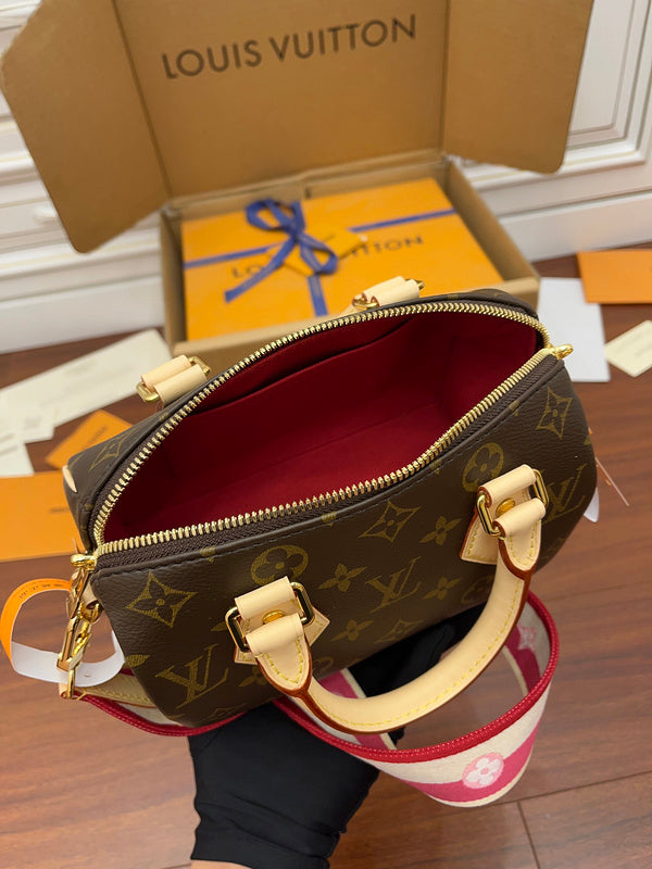 LOV - Luxurious Totes - 1563