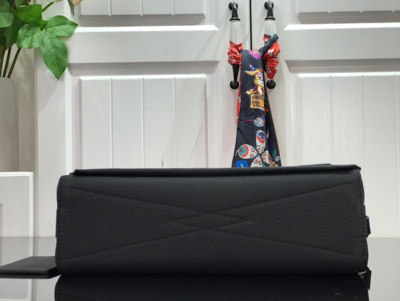 LOV - Luxurious Totes - 2491