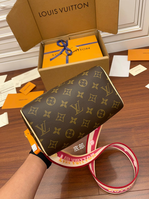 LOV - Luxurious Totes - 1563