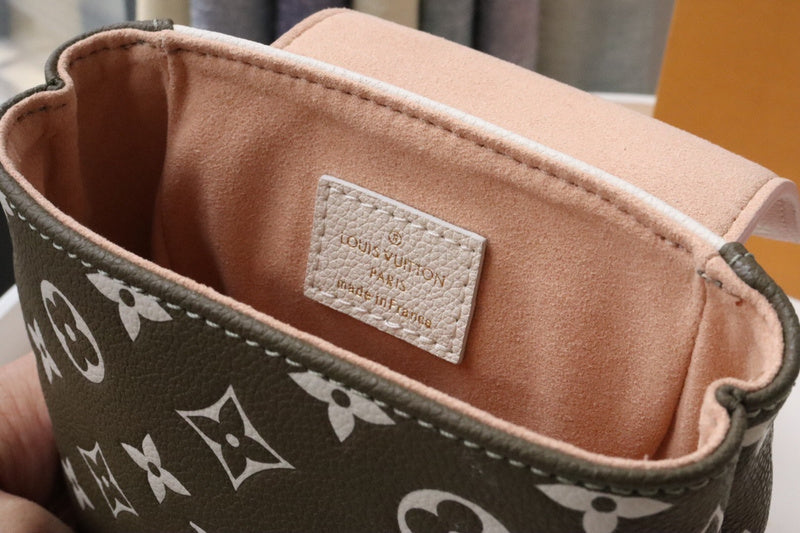 LOV - Luxurious Totes - 1680