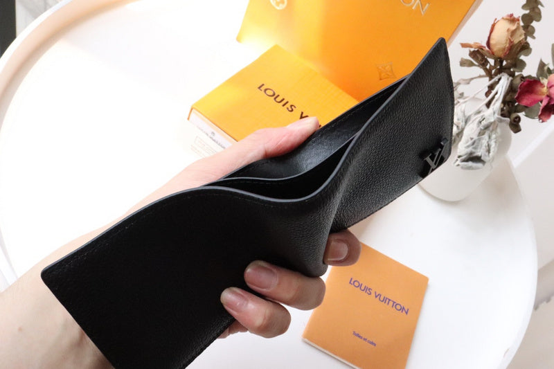 LOV - Luxurious Totes - 2454